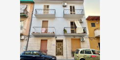 Ampio Quadrivani al Piano Terra nel Quartiere Santa Lucia Ideale per uso Abitativo o Studio Professionale 